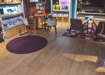 tienda orange con suelo de pvc de forbo Allura Flex