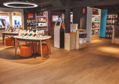 tienda orange con suelo de pvc de forbo Allura Flex